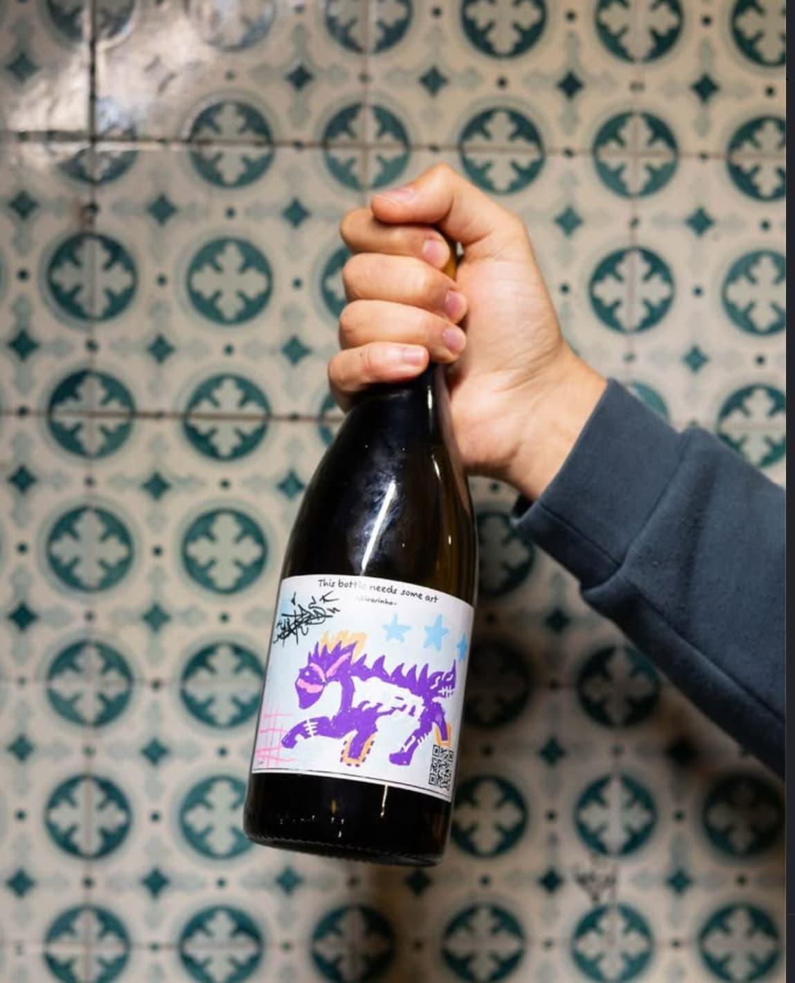 Garrafa de Vinho do Tapa 2023 sobre a mesa
